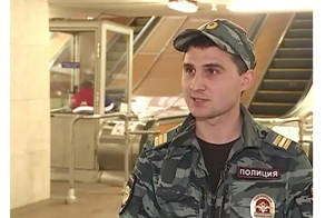 Полицейский закрыл собой пассажира, упавшего под поезд в метро