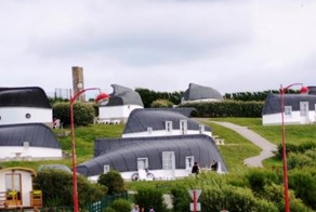 Прогулка по деревне из перевернутых лодок