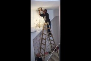 Коротко о том, как не стоит снимать люстру