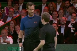 Теннисист поменялся местами с мальчиком, подающим мячи