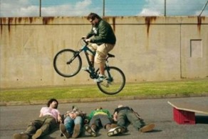 Почему женщины живут дольше? Смешные фотографии со всего мира показывают мужчин в очень опасных ситуациях