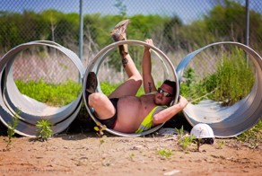 Подарок на годовщину свадьбы: житель Техаса снялся полуобнаженным на складе лесоматериалов ради жены