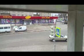 Женщина бросила авто посреди перекрестка