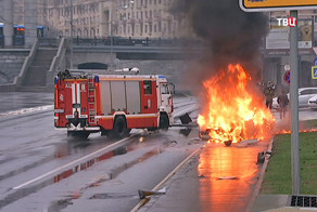 В Москве Maserati на огромной скорости врезался в столб и сгорел