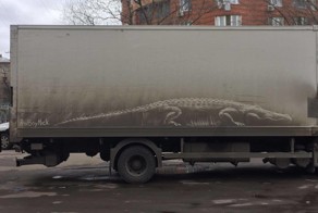 Шедевры по грязи: как можно рисовать на немытых машинах