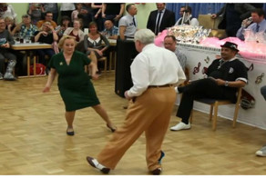 Начать танцевать буги-вуги никогда не поздно! Пожилая пара зажигает на танцевальном конкурсе