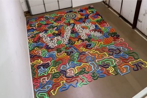 Самая  длинная в мире змейка из костяшек домино