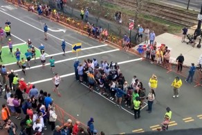 Всё гениальное - просто! Как пешеходы переходили улицу во время проведения марафона в Бостоне 