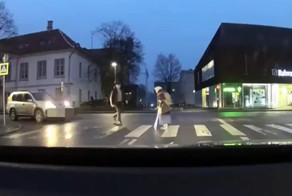 Мужик хотел перевести бабаульку, а поставить машину на ручник забыл