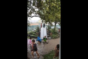 Детям погода не помеха! Новозеландская детвора скатывается с горки в грязь во время проливного дождя