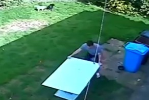 Мужчина решил вынеси стеклянный  стол во двор, но что-то пошло не так 