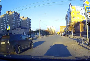 В Тюмени Додж выехал на перекресток на красный свет