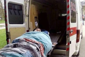 Сотрудники ГИБДД полчаса продержали скорую, которая везла в больницу женщину