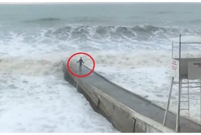 Слабоумие и отвага! Пьяного жителя Сочи, зажигательно танцевавшего на волнорезе во время шторма, смыло в море