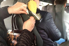 Жительница Дагестана по дороге зашила сиденье в маршрутке