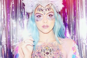 Instagram захватила новая мода — блёстки вместе бюстгальтера
