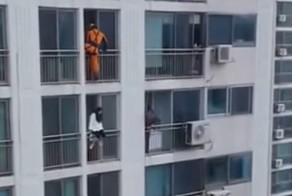 Пинок в жизнь: южнокорейский спасатель пнул девушку, чтобы спасти ей жизнь 