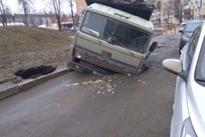 В Ижевске КАМАЗ провалился под землю