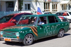 Житель Самары, в стихах, призвал не вешать пошлые наклейки ко Дню Победы на машины!