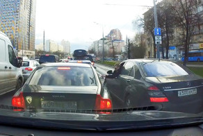 Автохам на Мерседесе сломал зеркало