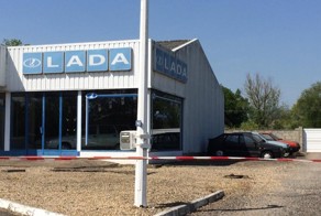 Во Франции нашли брошенный автосалон Lada с «девятками»