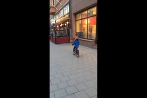 О-Ля-Ля! Маленький любитель клубнички надолго запомнил рекламный фургон стриптиз-клуба