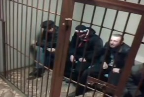 Задержанный эффектно успокоил шумного сокамерника