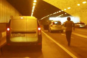 Автомобиль проехал по ноге своей владелицы