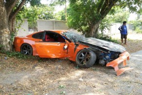 В Таиланде монах разбил спортивный Ниссан своего приятеля