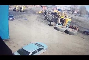 Колесо от Белаза упало на легковушку