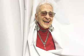 95-летняя жительница Вены покорила Instagram своими стильными луками на фоне штор