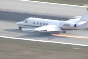 Пилот сумел посадить самолет без одного из колес шасси