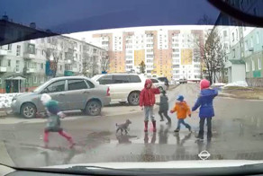 Маленький регулировщик возле детской площадки