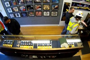 Дерзкое ограбление магазина часов в Калифорнии