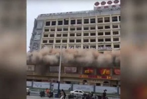 12-этажное здание в Китае снесли в нескольких метрах от дороги и прохожих