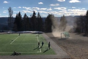 Жители Норвегии запечатлели на видео мини-торнадо на футбольном поле
