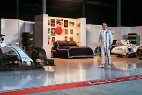 Ночь в гараже с болидами Формулы-1 команды Williams