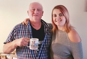 Дочь поит отца грудным молоком, чтобы помочь ему побороть рак