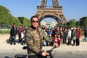 Шварценеггер на велосипеде влез в кадр и испортил фото туристам из Таиланда