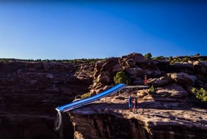 Головокружительные прыжки со 150-метровой скалы