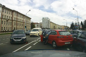 Авария дня. Женщина даже не собиралась притормаживать