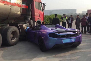 В Китае суперкар McLaren 650S въехал в грузовик
