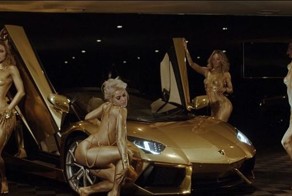 Клеопатра, рабыни и золото: рекламный ролик особняка для миллионеров