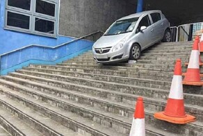 В Плимуте ехавшая по навигатору старушка припарковалась на каменных ступеньках