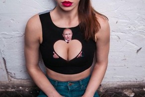 Путин и женская грудь — новый тип футболок с президентом России для девушек