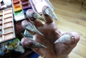 Маленькие хитрости гримерного дела или как в кино делают бутафорские когти зомби и прочей нечисти