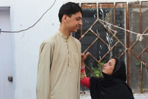 Двухметровому подростку-пакистанцу пришлось бросить учебу из-за насмешек