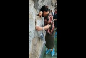 Перепуганные туристы на стеклянном мосту в Китае