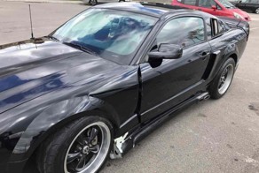 Сотрудник автомойки решил погонять на Ford Mustang и врезался в бордюр
