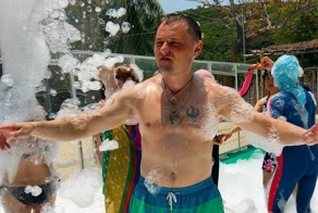 Короли и королевы пенных вечеринок снова в деле